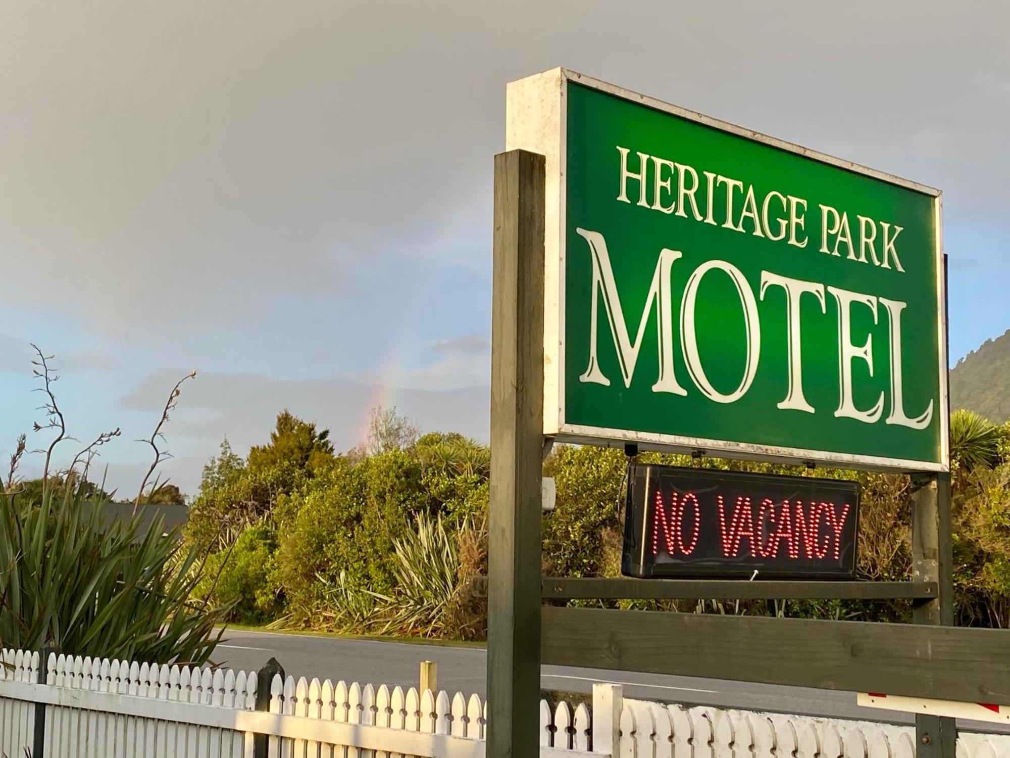 Heritage Park Lodge Haast Buitenkant foto