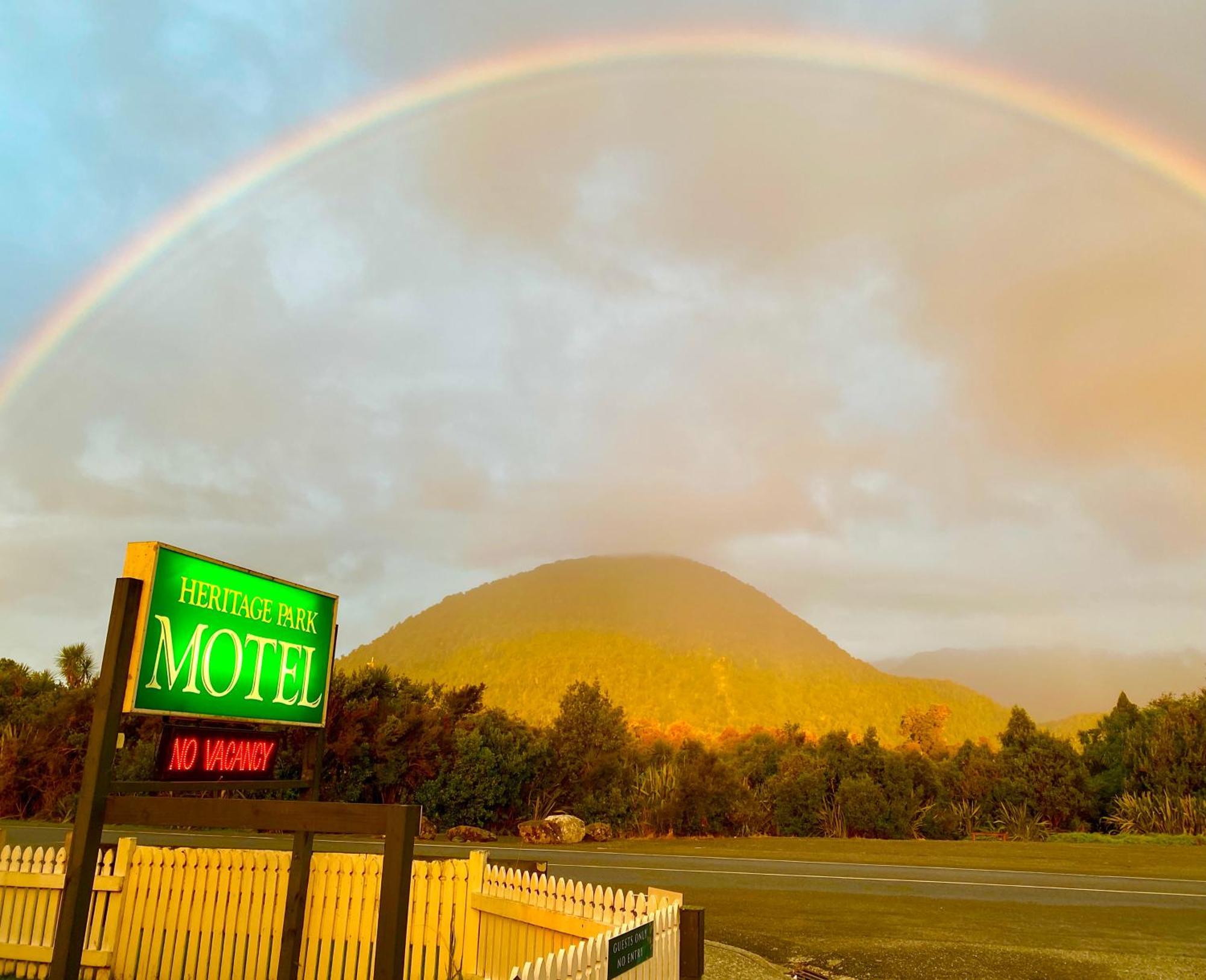 Heritage Park Lodge Haast Buitenkant foto