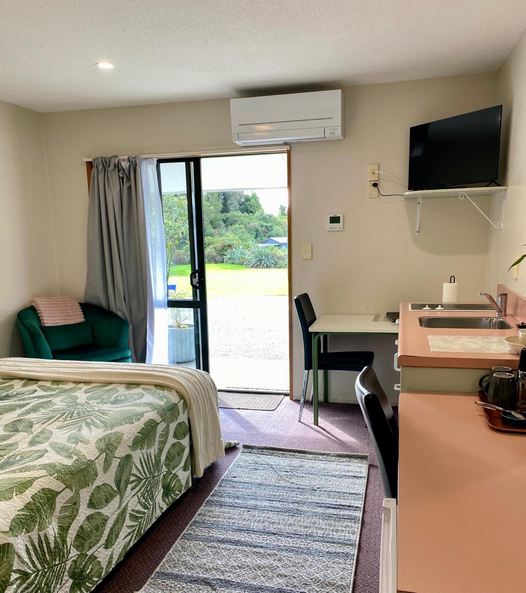 Heritage Park Lodge Haast Buitenkant foto